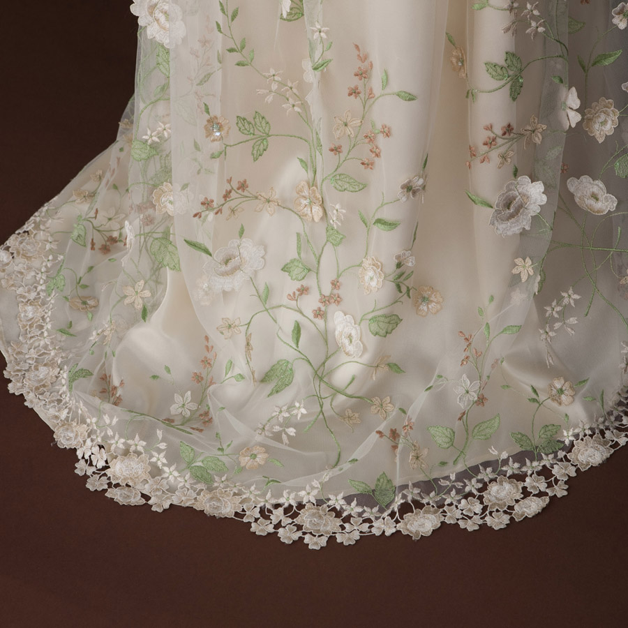 繊細な花刺繍のチュールレース