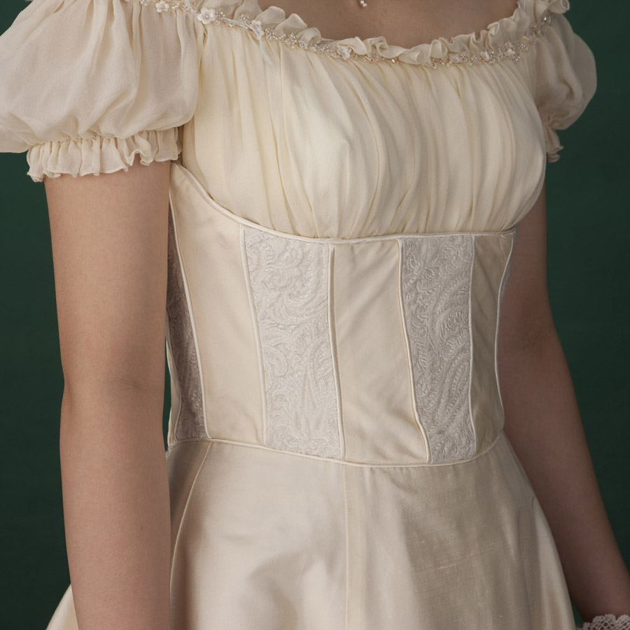 シルクシフォンの上身ブラウスとコルセット型のスカート